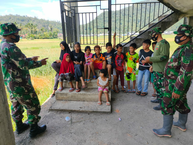 Anggota Satuan Tugas (Satgas) TNI Manunggal Membangun Desa/Nagari (TMMD/N) ke-111 Kodim 0306/50 Kota menghampiri sekelompok anak-anak di Nagari Talang Maur yang sedang asik main bareng (mabar game-Red).