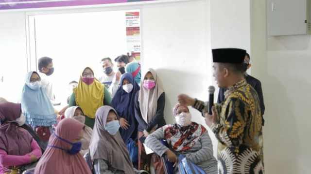Wakil Walikota Solok Ramadhani Kirana Putra pelaksanaan verifikasi dan validasi (verivali) yang dilakukan oleh Tim Aula Kantor Lurah Tanjung Paku