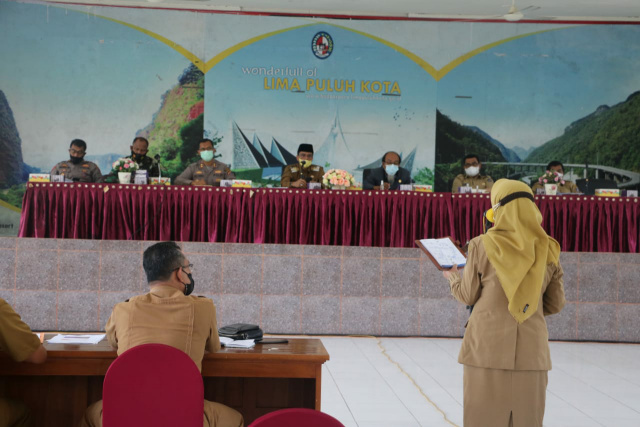Bupati Limapuluh Kota Safaruddin saat pimpin Rapat Akselerasi Vaksinasi,