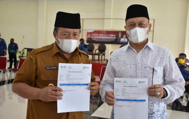 Bupati dan Wakil Bupati Agam, Andri Warman-Irwan Fikri setelah jalani vaksinasi