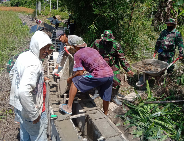 Anggota Satgas terlihat berjibaku dengan masyarakat Kampung Tangah, Nagari Talang Maur, Kecamatan Mungka, Kabupaten Limapuluh Kota membangun irigasi sepanjang 675 m untuk pengairan pertanian.