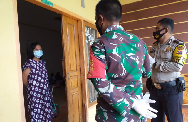 Petugas Bhabinkamtibmas dan Babinsa melakukan gerakan 3 T ke rumah-rumah warga di Kota Solok
