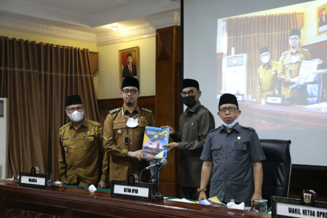 Walikota Bukittinggi Erman Safar menyampaikan Nota Penjelasan 4 Ranperda 