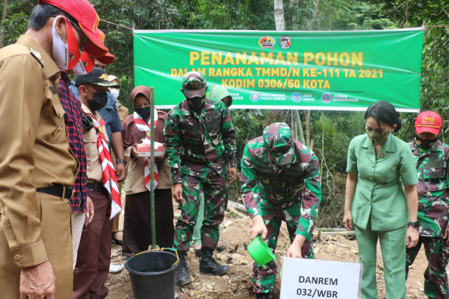 Danrem 032 Wirabraja, Brigadir Jenderal TNI Arief Gajah Mada, SE, MM melakukan penanaman pohon saat meninjau pelaksanaan TNI Manunggal Membangun Desa/Nagari (TMMD/N) ke-111 Wilayah Kodim 0306/50 Kota