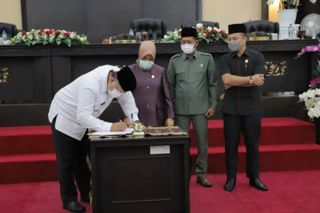 Walikota Solok Zul Elfian Umar tandatangani persetujuan Ranperda Pertanggungjawaban APBD Kota Solok Tahun 2020 
