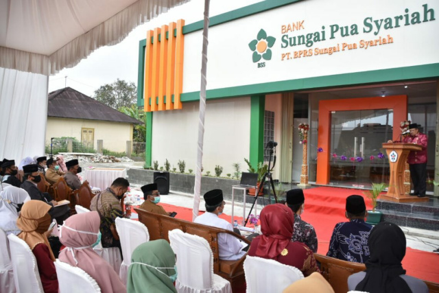 Bupati Agam, Dr. H. Andri Warman resmikan operasional PT. BPRS Sungai Pua Syariah, di Nagari Sungai Pua, Kecamatan Sungai Pua