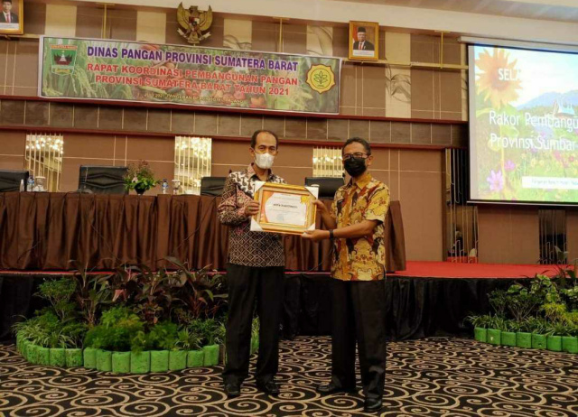 Kepala Dinas Pangan Provinsi Sumatera Barat Efendi serahkan piagam penghargaan kepada Kepala Dinas Pertanian dan Pangan Kota Bukittinggi Ismail
