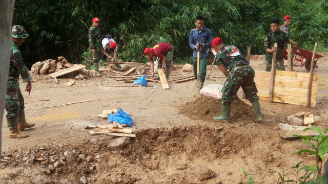 Satuan Tugas (Satgas) TMMD/N bersama warga terus menggenjot pengerjaan jalan Nagari Talang Maur-Nagari Maek agar selesai sesuai target.