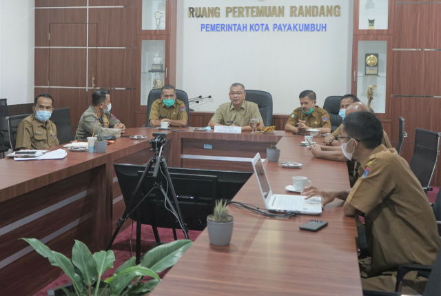 Walikota Payakumbuh Riza Falepi saat mengikuti rapat antar Pemerintah kabupaten/kota dan Instansi lainnya yang digelar oleh Pemerintah Provinsi Sumatra Barat via Zoom Meting