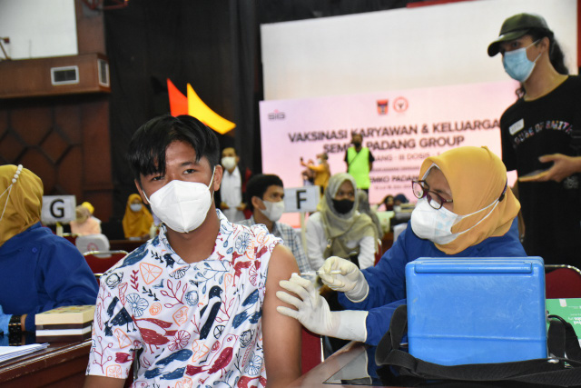 Pelaksanaan vaksinasi Covid-19 di Semen Padang