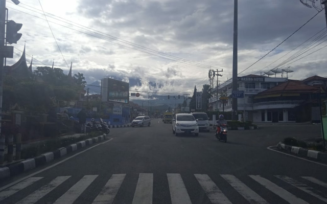 Pasca pemberlakuan status PPKM Darurat di Kota Padang Panjang, arus kendaraan melintas jalan utama di pusat kota tampak sepi. Seperti terlihat di gambar di prapatan jalan A. Yani yang sebelum status PPKM Darurat merupakan rute padat dan sibuk.