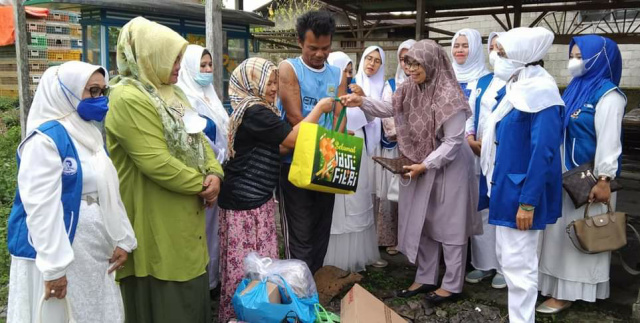 IWAPI Pasaman saat berikan bantuan