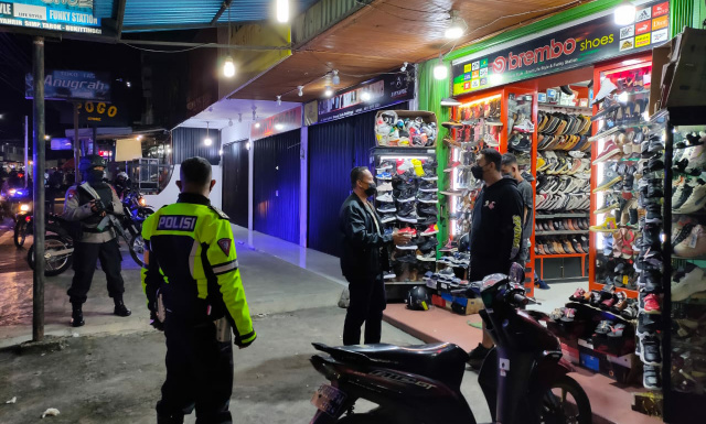 Anggota Polres Bukittinggi sedang lakukan himbauan keoada masyarakat