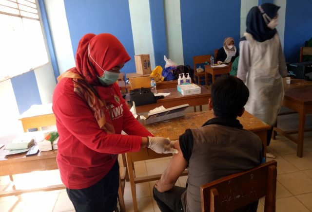 Sebanyak 109 orang masyarakat Payo Kelurahan Tanahgaram Kecamatan Lubuk Sikarah Kota Solok mendapat suntik vaksin pertama.