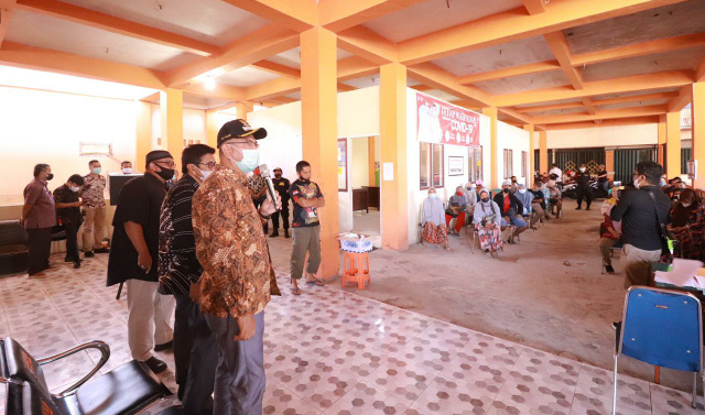 Wali Kota Payakumbuh Riza Falepi meninjau langsung pelaksaan gebyar vaksinasi yang dilaksanakan oleh Dinas Koperasi dan UKM untuk pedagang pasar tradisional ibuh