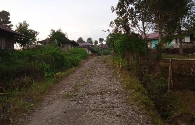 Inilah kondisi jalan penghubung antara Jorong Kubu Diateh dengan Jorong Tabu Baraia, Kec. X Koto, Kabupaten Tanah Datar kondisinya masih beraspal tanah.