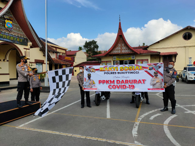 Kapolres Bukittinggi AKBP Dody Prawiranegara, S.H., S.I.K., M.H lepas pendistribusian bantuan sosial pada kegiatan bakti sosial Polres Bukittinggi dalam rangka PPKM Darurat Covid-19 di halaman Mapolres Bukittinggi