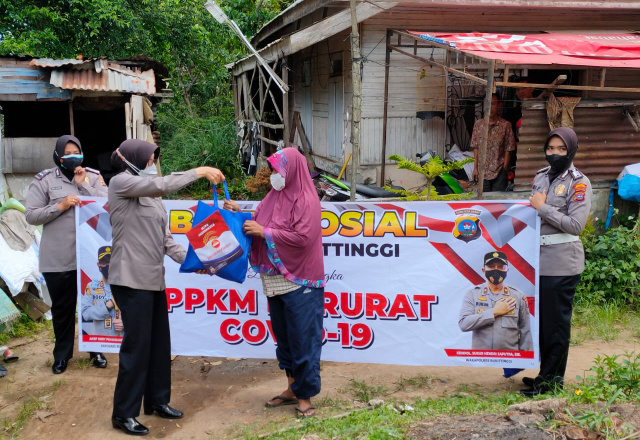 Penyerahan bantuan untuk masyarakat terdampak PPKM darurat dari Polres Bukittinggi.