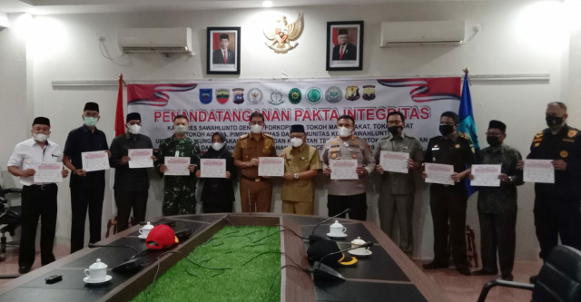 Penanda Tanganan Pakta Integritas Memakai Masker dan Protokol Kesehatan Antara  Forkopimda Dengan Kapolres Kota Sawahlunto, Senin (19/7)