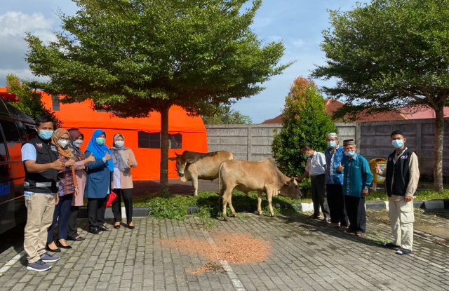 Foto bersama usai penyerahan sapi kurban dari Yayasan Semen Padang dan SPH dalam rangka peringatan Idul Adha 1442 Hijriah