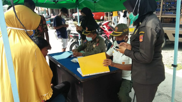 Suasana saat pelanggar Prokes didata oleh petugas Satpol PP Agam