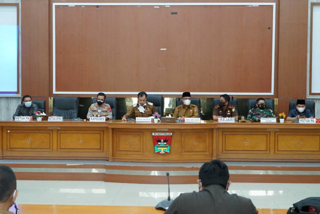 Walikota Bukittinggi Erman Safar pimpin rapat evaluasi PPKM