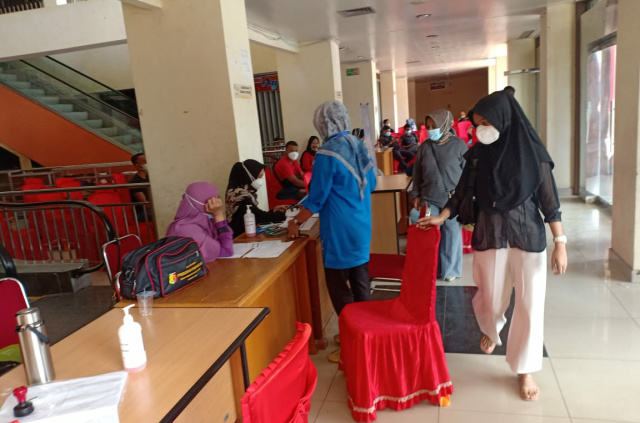 Suasana vaksin di menit menit terakhir menjelang habis jam pelayanan di Pasar Modern Kota Solok