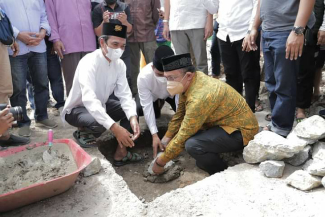 Wakil Walikota Solok Ramadhani Kirana Putra bersama Ustad Prof Abdul Somad (UAS) dan Desrio Putra, anggota DPRD Provinsi Sumatera Barat meletakkan batu pertama pembangunan kembali Masjid Nurul Hidayah Banda Panduang