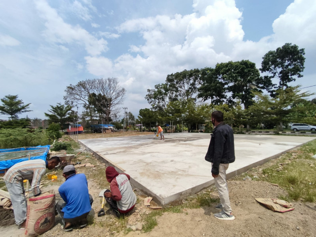 ekerja dari CV Jaya Cemerlang perusahaan yang berkantor di Ibuh Payakumbuh Barat sedang mengerjakan 2 lapangan bulu tangkis dan 2 lapangan sepak takraw