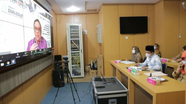 Wakil Walikota Solok Ramadhani Kirana Putra didampingi Sekretaris Dinas Komunikasi dan Informatika Kota Solok Lusya Adelina, Kepala Dinas Pariwisata Kota Solok Elvi Basri saat membuka webinar Three-s Dialoque social enterpreneurship Sharing Session secar