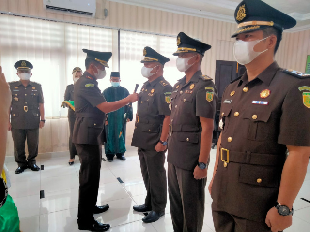 Kajari Sijunjung, saat melantik Kasi Pidsus, Kasi Datun dan Kasi PB3R di Kejari setempat
