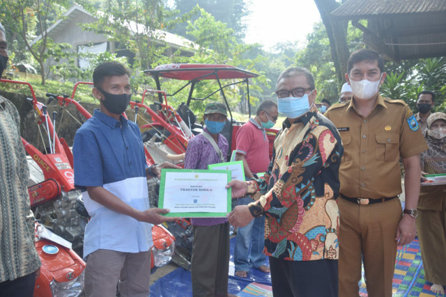 Anggota Komisi IV DPR RI Hermanto Salurkan Bantuan Alsintan Traktor dan Pompa Air Untuk Kelompok Tani di Sawahlunto, Selasa (27/7)
