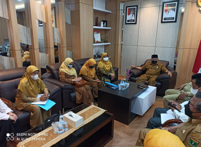 Rapat koordinasi perkembangan pendidikan Kota Sawahlunto, bersama Wakil Walikota Sawahlunto Zohirin Sayuti dan Sekretaris Daerah Kota Sawahlunto, Dr.dr. Ambun Kadri dan Kepala SMA/SMK/MAN se - Kota Sawahlunto dengan pimpinan cabang Dinas Pendidikan Provin