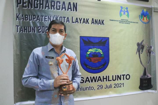 Walikota Sawahlunto, Deri Asta, usai menerima penghargaan KLA