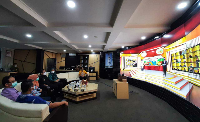 Penyerahan penghargaan Kota Layak Anak untuk Kota Bukittinggi