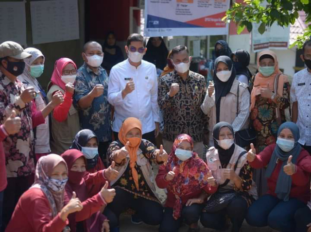 Walikota Sawahlunto Deri Asta usai serahkan bantuan PKH di Kelurahan Air Dingin 