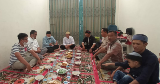 Bupati Agam, Dr. H. Andri Warman, dijamu makan siang usai melaksanakan Salat Jumat, di Masjid Al-Muqarrabin, Jorong Ampang Gadang, Nagari Ampang Gadang, Kecamatan Ampek Angkek