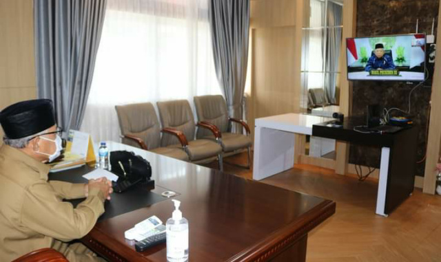 Wakil Walikota Sawahunto Zohirin Sayuti Tele Konference Dengan Wakil Presiden Makruf Amin di Balaikota Sawahlunto, Senin (2/8)