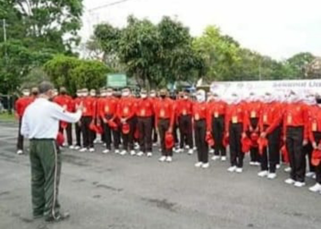 54 orang calon anggota Pasukan Pengibar Bendera Pusaka (Paskibraka) Bukittinggi, mengikuti latihan tahap I untuk pengibaran bendera pusaka Merah Putih, pada upacara HUT Kemerdekaan Indonesia ke 76 pada 17 Agustus 2021 mendatang.