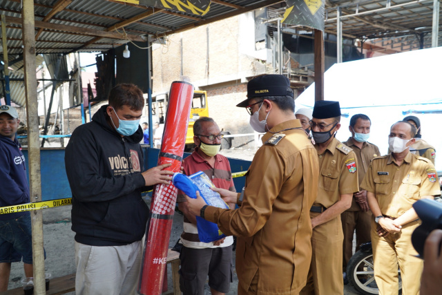 Walikota Bukittinggi Erman Safar serahkan bantuan korban kebakaran