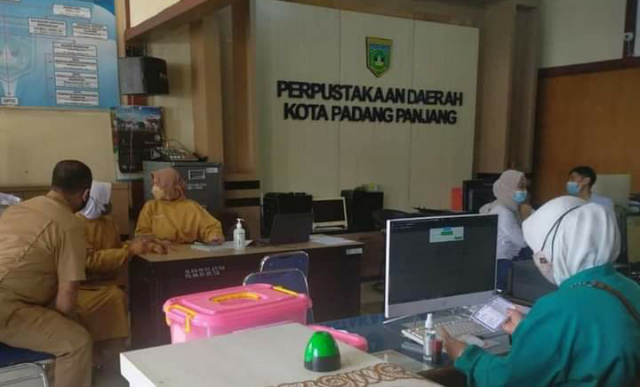 Suasana pelaksanaan vaksinasi untuk ASN di kantor Perpustakaan Daerah dan Kearsipan Kota Padang Panjang, Senin (2/8).