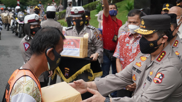 Wakil Kepala Kepolisian Negara Republik Indonesia (Wakapolri) Komjen Pol Dr. Drs. Gatot Eddy Pramono, M.Si melepas 460 paket bantuan sosial (bansos) Polri untuk masyarakat