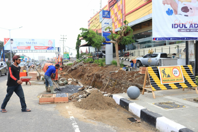 Proses pembangunan pedestrian di Payakumbuh