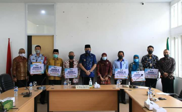 Enam Pengurus Koperasi Berprestasi foto bareng Wako Fadly Amran usai terima penghargaan, Kamis siang.