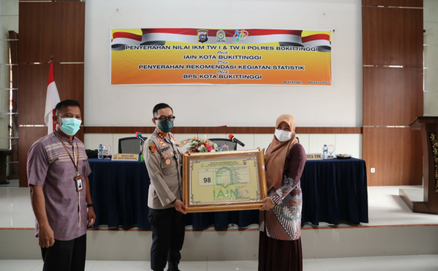 Penyerahan nilai IKM dan rekomendasi terhadap pelayan Publik Polres Bukittinggi diserahkan BPS dan IAIN Bukittinggi
