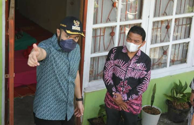 Wako Fadly Amran di dampingi Lurah Icip Harianto saat berada dirumah isolasi mandiri Kelurahan Koto Panjang.