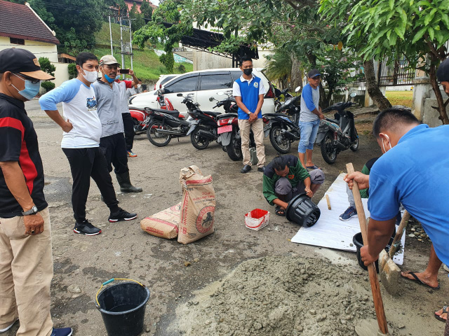 Walikota Sawahlunto Deri Asta menyambangi masyarakat melalui kegiatan gotong royong kampung.