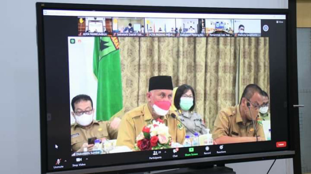 Gubernur Sumbar Mahyeldi saat menggelar rapat secara virtual dengan Bupati/Wali Kota terkait penanganan Covid_19, Selasa (10/8) siang merujuk Inmendagri No. 32 perihal kelanjutan PPKM Level 3.