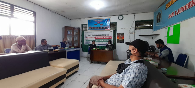 Kepala Bidang Penanaman Modal Dinas Penanaman Modal, Pelayanan Terpadu Satu Pintu, Perindustrian dan Tenaga Kerja  ( DPMPTSPPTK) Kota Bukittinggi Riny Yusnita STP MT ketika pertemuan dengan pengurus dan anggota PWI Bukittinggi