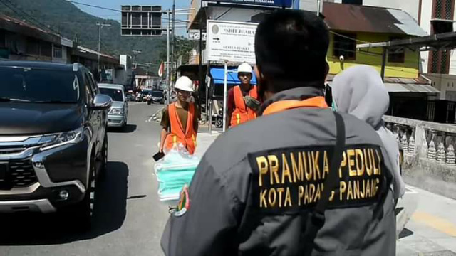 Dalam rangka peringatan HUT Pramuka ke-60, Kwarcab 12 Pramuka Kota Padang Panjang gelar aktifitas Pramuka Peduli berupa bagi-bagi masker ke masyarakat. Tampak dalam gambar anggota Pramuka Kwarcab 12 bagi-bagi masker simpang lampu merah jalan Soekarno-Hatt